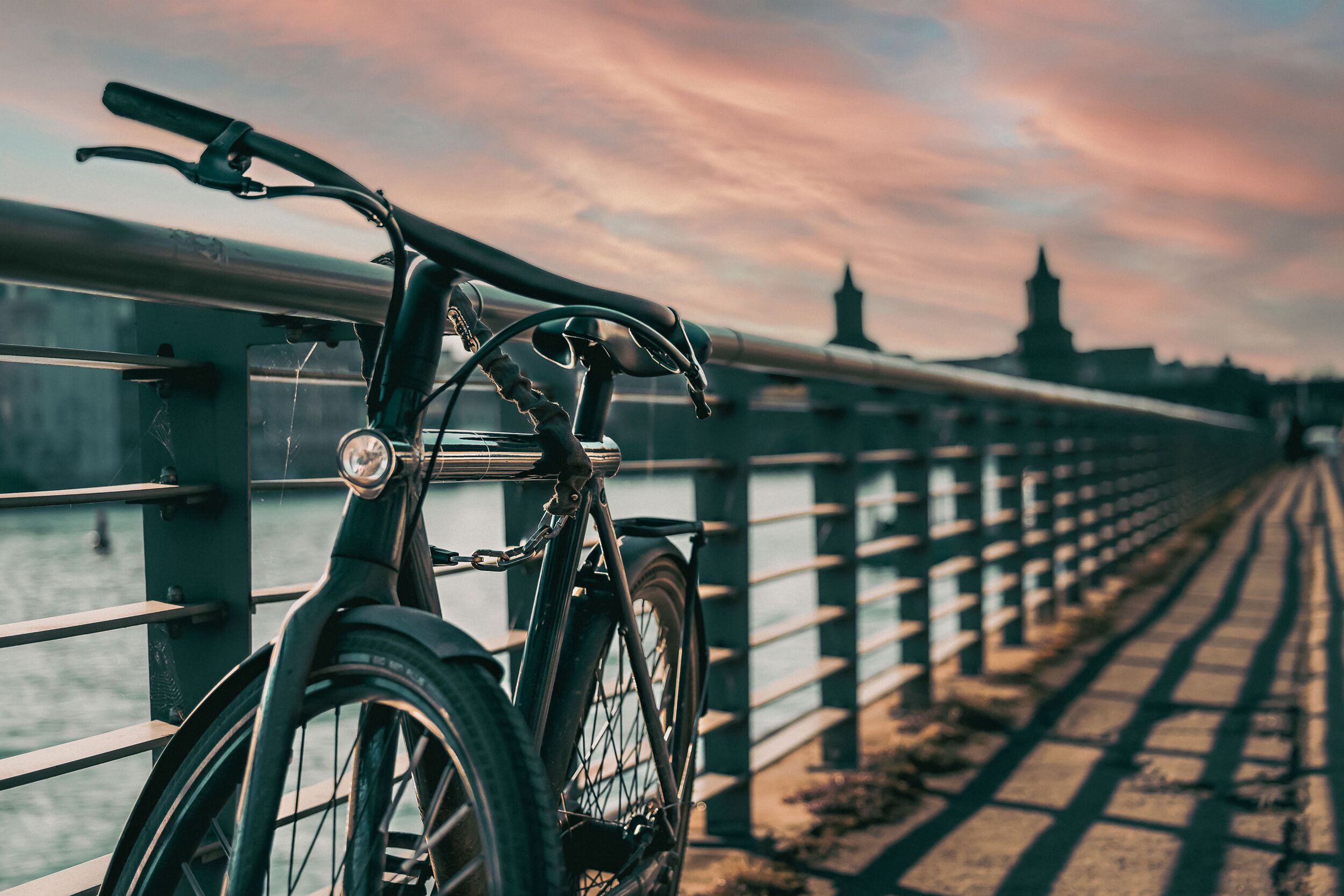 Ein Fahrrad steht an einem Geländer am Spreeufer.